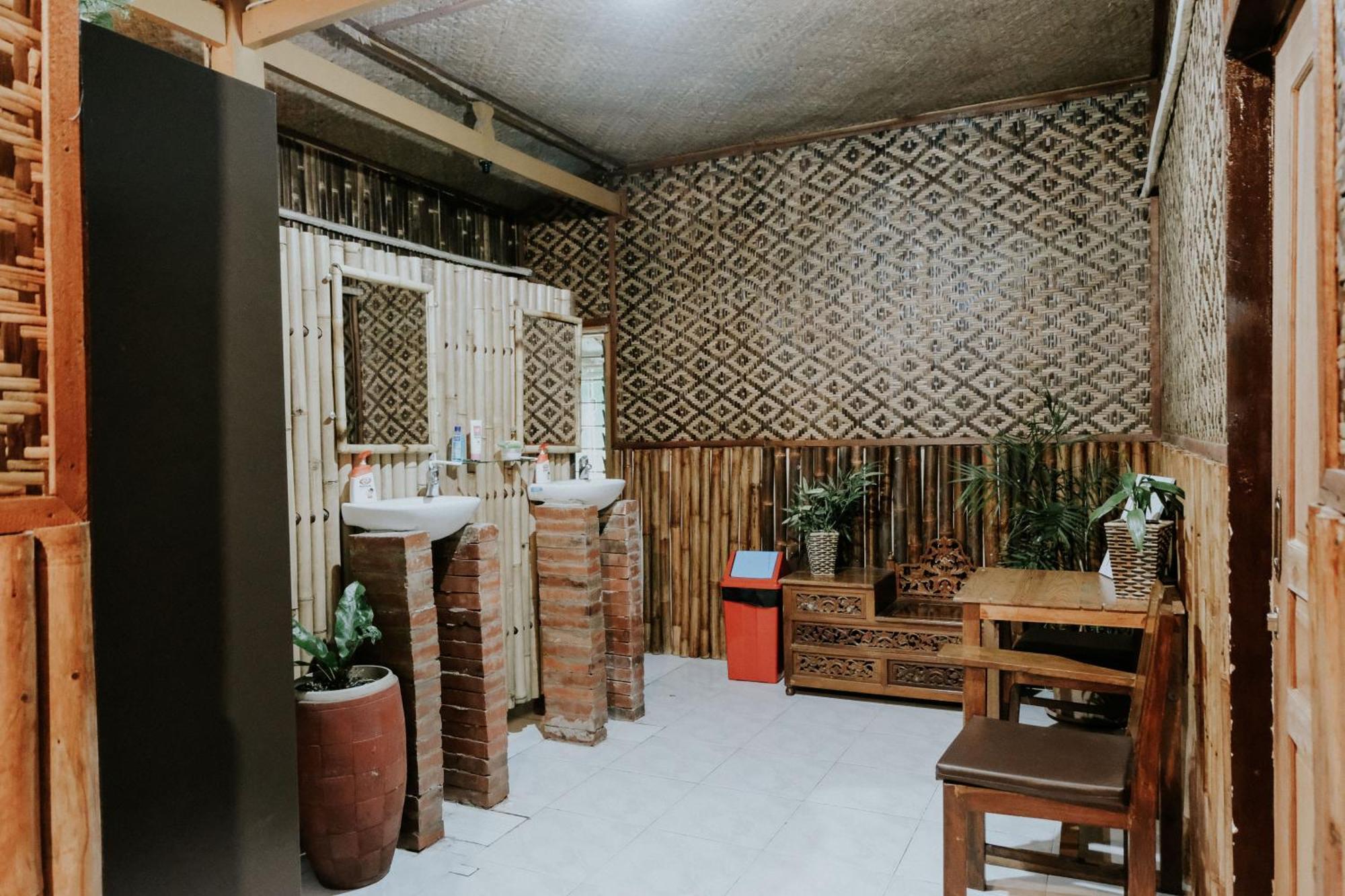 Glory Homestay Yogyakarta Esterno foto
