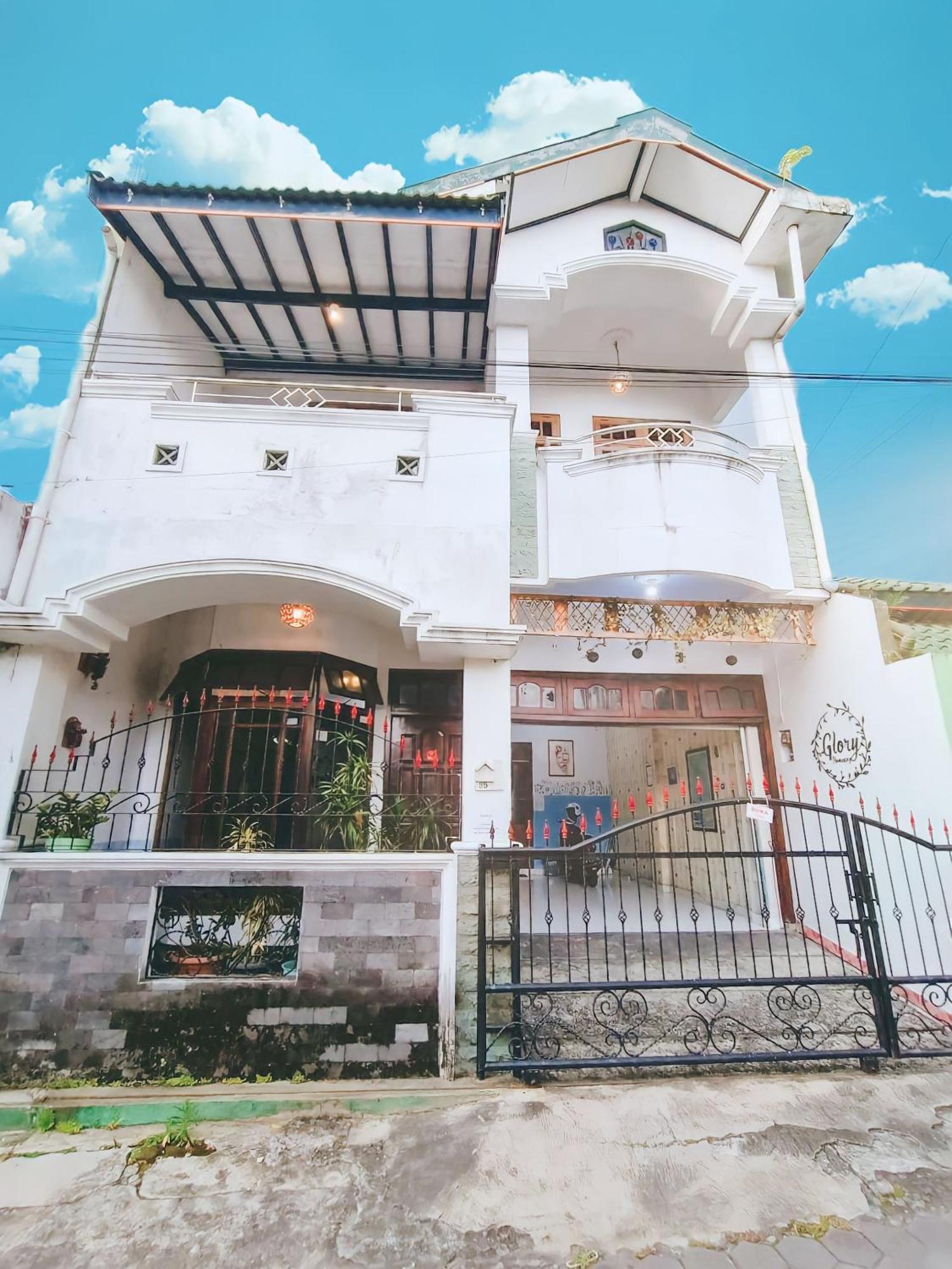 Glory Homestay Yogyakarta Esterno foto